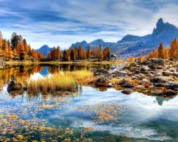 Schilderij - Herfst Uitzicht, Meer en Bergen, Premium Print, wanddecoratie