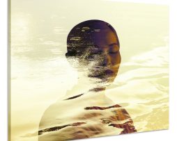 Schilderij - Vrouw in de Regen, Verborgen Natuur, Premium Print