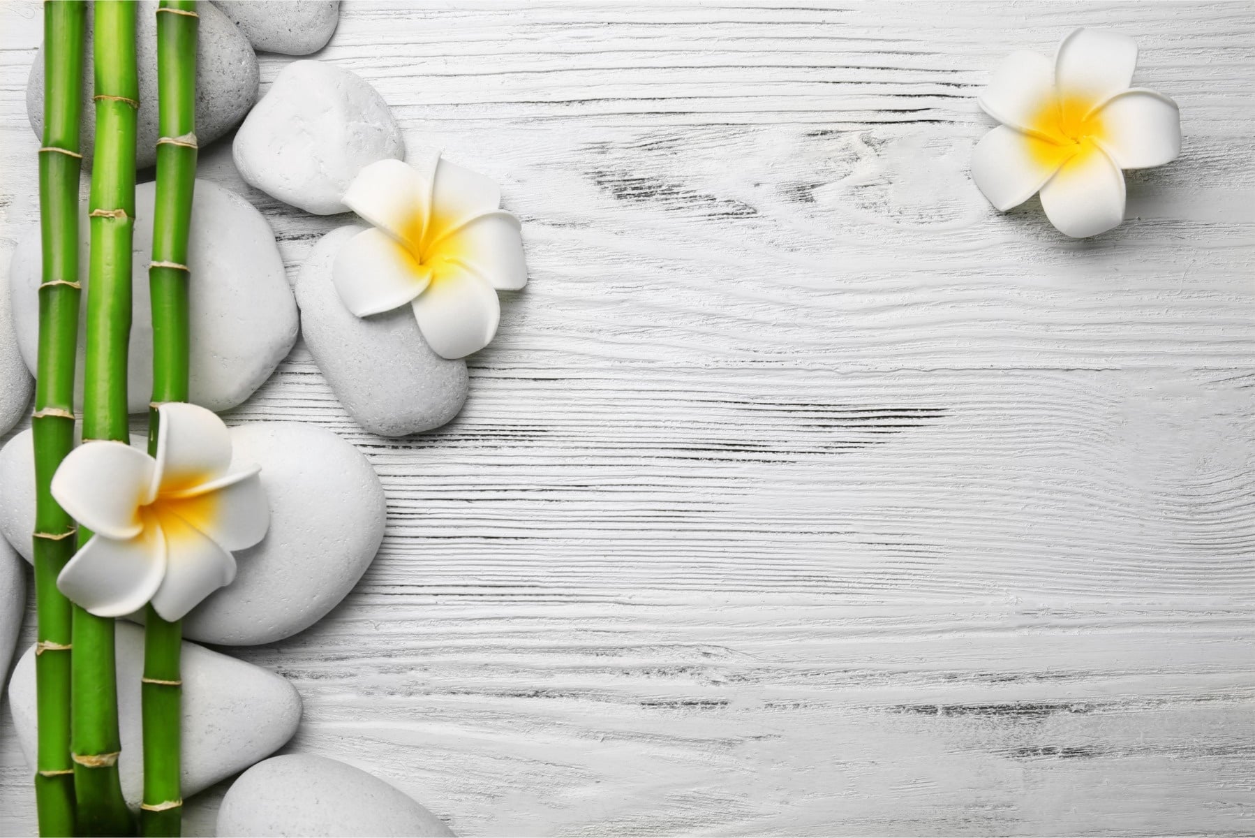 Fotobehang - Witte Planken met stenen en Bloemen, Spa, in 11 maten, inclusief behanglijm 405 x 270 cmcm
