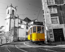 Fotobehang - Tram in een historische wijk in Lissabon, Gele tram tegen zwart witte achtergrond, 11 maten, incl behanglijm