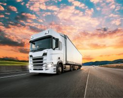 Fotobehang - Vrachtwagen met prachtige achtergrond, Truck, 11 maten, inclusief behanglijm 416x290cm
