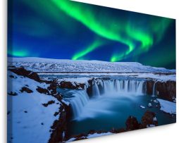 Schilderij - Noorderlicht boven waterval, premium print
