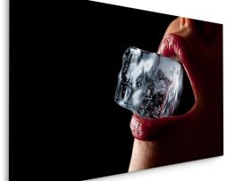 Schilderij - IJsblokje tussen lippen, premium print