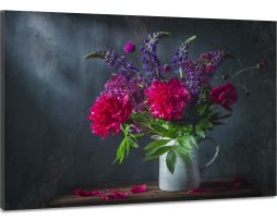 Schilderij -Klassiek stilleven met mooi paars pioen en lubesoin bloemen boeket in witte kruik. 100x70cm.