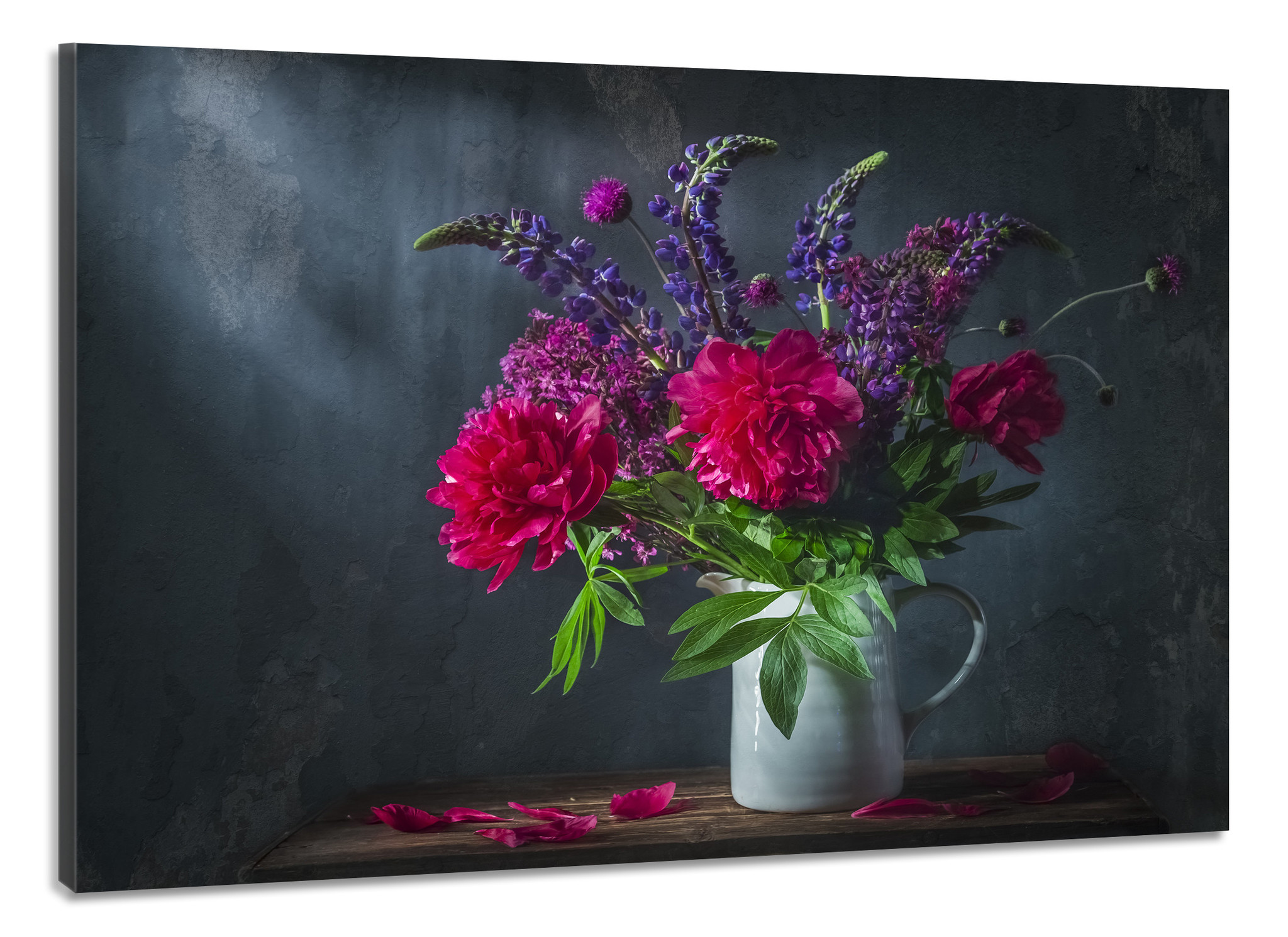 Schilderij -Klassiek stilleven met mooi paars pioen en lubesoin bloemen boeket in witte kruik. 100x70cm.