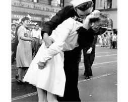 Kunstdruk Photography Coll. - Kissing the War Goodbye 60x80cm