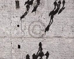 Kunstdruk Edition Street - Walking the Wall 50x70cm