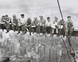 Kunstdruk Charles Ebbets - Eating above Manhattan 80x60cm